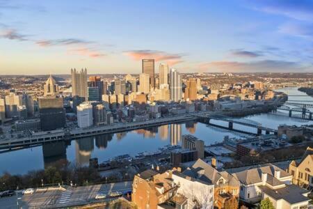 Charming Studio-Panoramic View-Your Pittsburgh Sanctuary Lägenhet Exteriör bild